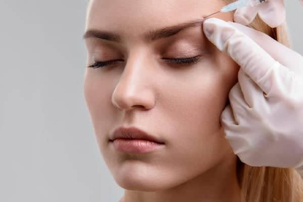 Relever sourcils tombants